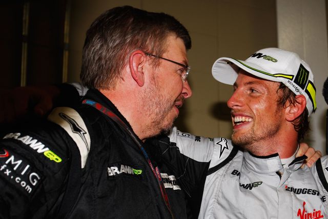 Ross Brawn dan Jenson Button merayakan memenangkan gelar pada tahun 2009
