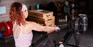 how to use a rowing machine