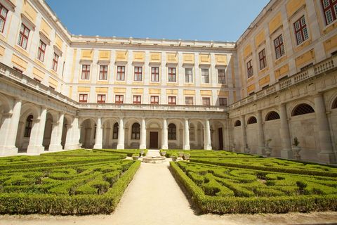 PALCIO NACIONAL DE MAFRA PORTUGALDit koninklijk paleis en zijn tuinen beide in de stijl van de Italiaanse barok getuigen van de welvaart en macht van het Portugal van de vroege achttiende eeuw