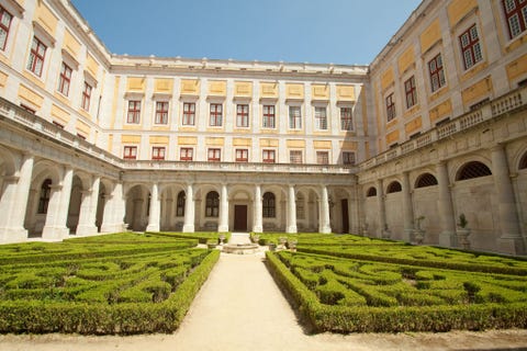 Royal Building of Mafra, Portugal PALCIO NACIONAL DE MAFRA PORTUGALDit koninklijk paleis en zijn tuinen beide in de stijl van de Italiaanse barok getuigen van de welvaart en macht van het Portugal van de vroege achttiende eeuw