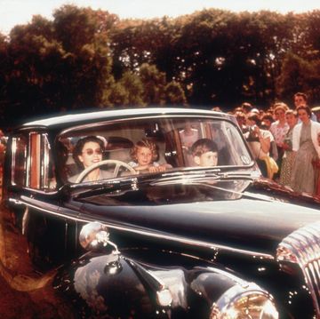 20張你絕對沒看過的英國皇室照片！狂奔的黛安娜王妃、女王第一次開車載小孩