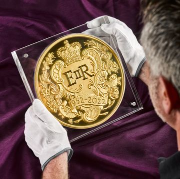 royal mint unveils largest gold coin