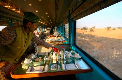 De slaaptrein Royal Rajasthan on Wheels is een rijdend paleis met inbegrip van een spa Op zijn zevendaagse route rijdt de trein langs Indiase tempels forten en de Taj Mahal