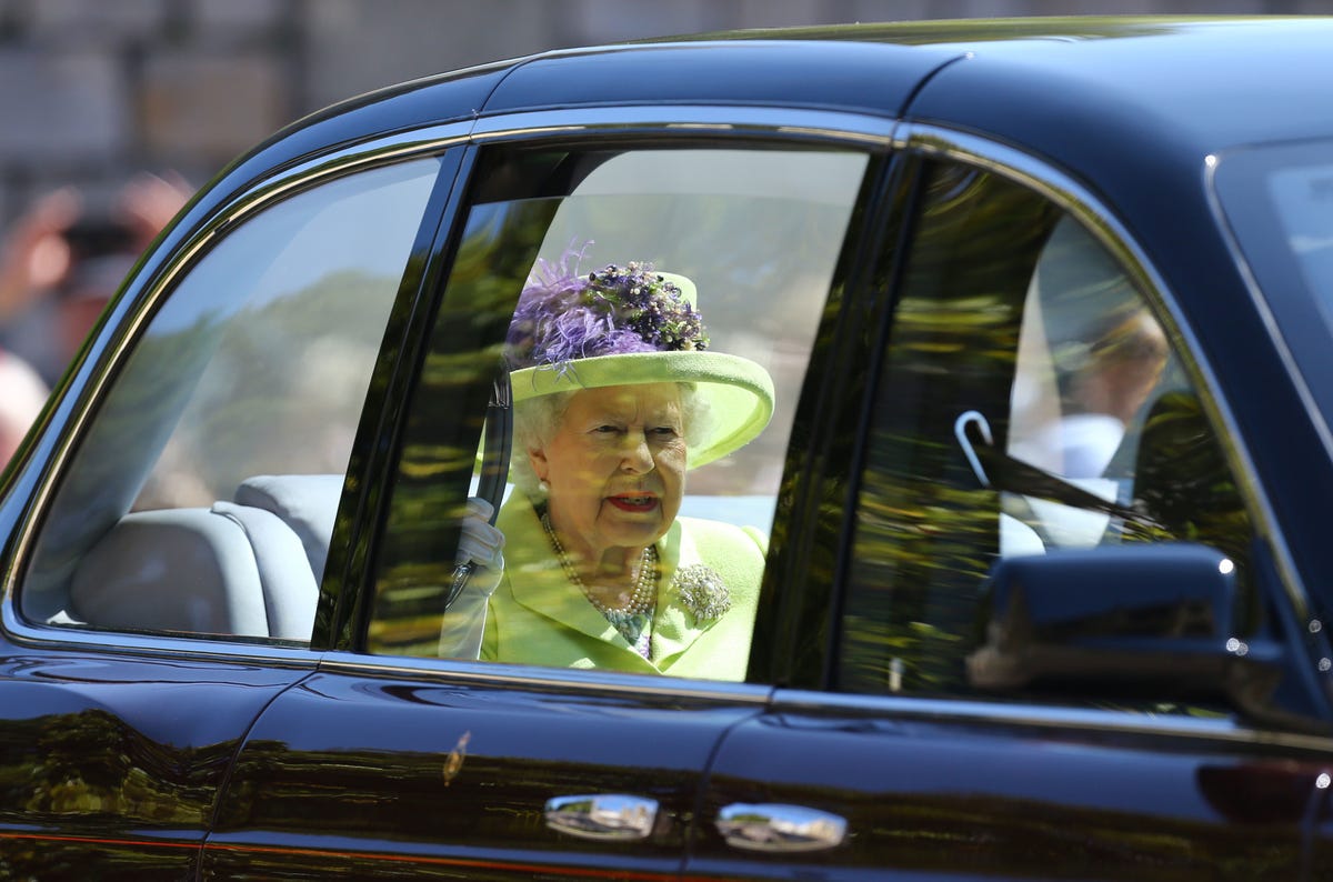 Queen Elizabeth Royal Wedding Outfit - What the Queen Wore to Prince ...