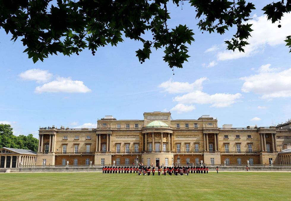 Buckingham Palace is de officile residentie van de Britse vorst en dient als regeringszetel en als privverblijf van het staatshoofd Hoewel sommige gedeelten van het paleis het hele jaar door voor het publiek toegankelijk zijn kunnen bezoekers de woonvertrekken alleen bezichtigen als de koningin niet in het paleis verblijft