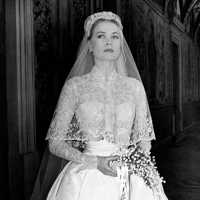 https://hips.hearstapps.com/hmg-prod/images/royal-wedding-dresses-grace-kelly-1595428836.jpg?crop=1.00xw:0.789xh;0,0.0354xh&resize=640:*