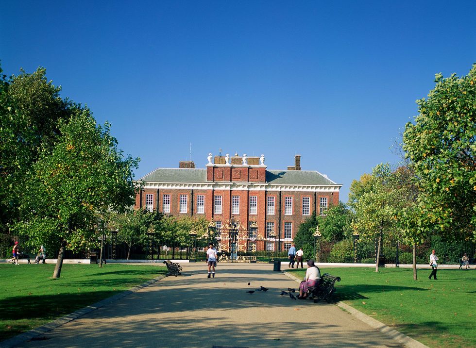 Bezoekers genieten van de tuinen rond Kensington Palace een combinatie van koninklijke residentie en publiek museum