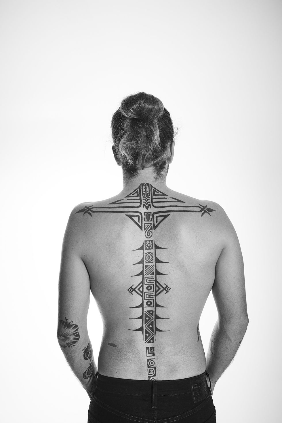lethal crysis nos enseña el tatuaje que recorre toda su columna vertebral