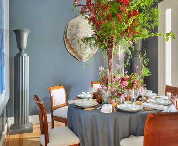 una mesa de navidad siempre tiene que tener arreglos florales