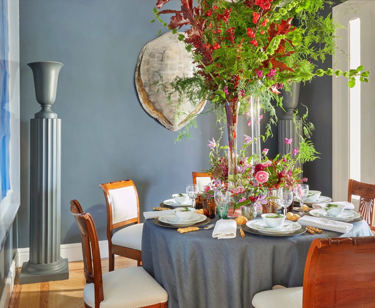 una mesa de navidad siempre tiene que tener arreglos florales