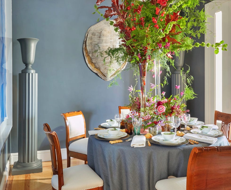 una mesa de navidad siempre tiene que tener arreglos florales