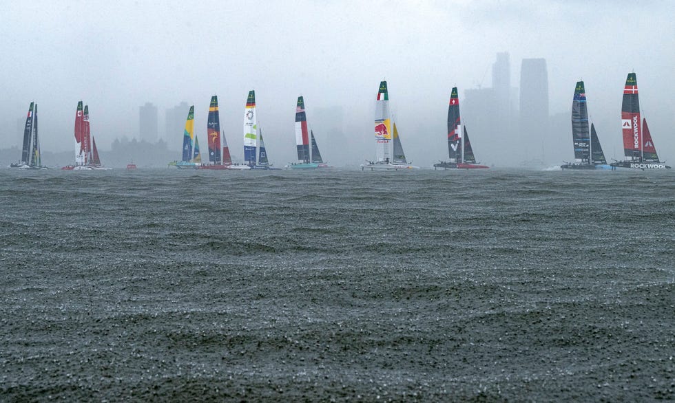 A equipe dinamarquesa de SailGP, comandada por Nicolai Sehested, lidera a equipe neozelandesa de SailGP, comandada por Peter Burling, e a equipe suíça de SailGP, comandada por Sébastien Schneiter, e o restante da frota de catamarãs SailGP F50 no primeiro dia da corrida do Grande Prêmio de Vela Mubadala de Nova York, em Nova York, EUA. Sábado, 7 de junho de 2025. Evento do Campeonato Rolex SailGP, 6ª temporada de 2025. Foto: Ricardo Pinto para SailGP. Imagem do folheto fornecida pela SailGP.