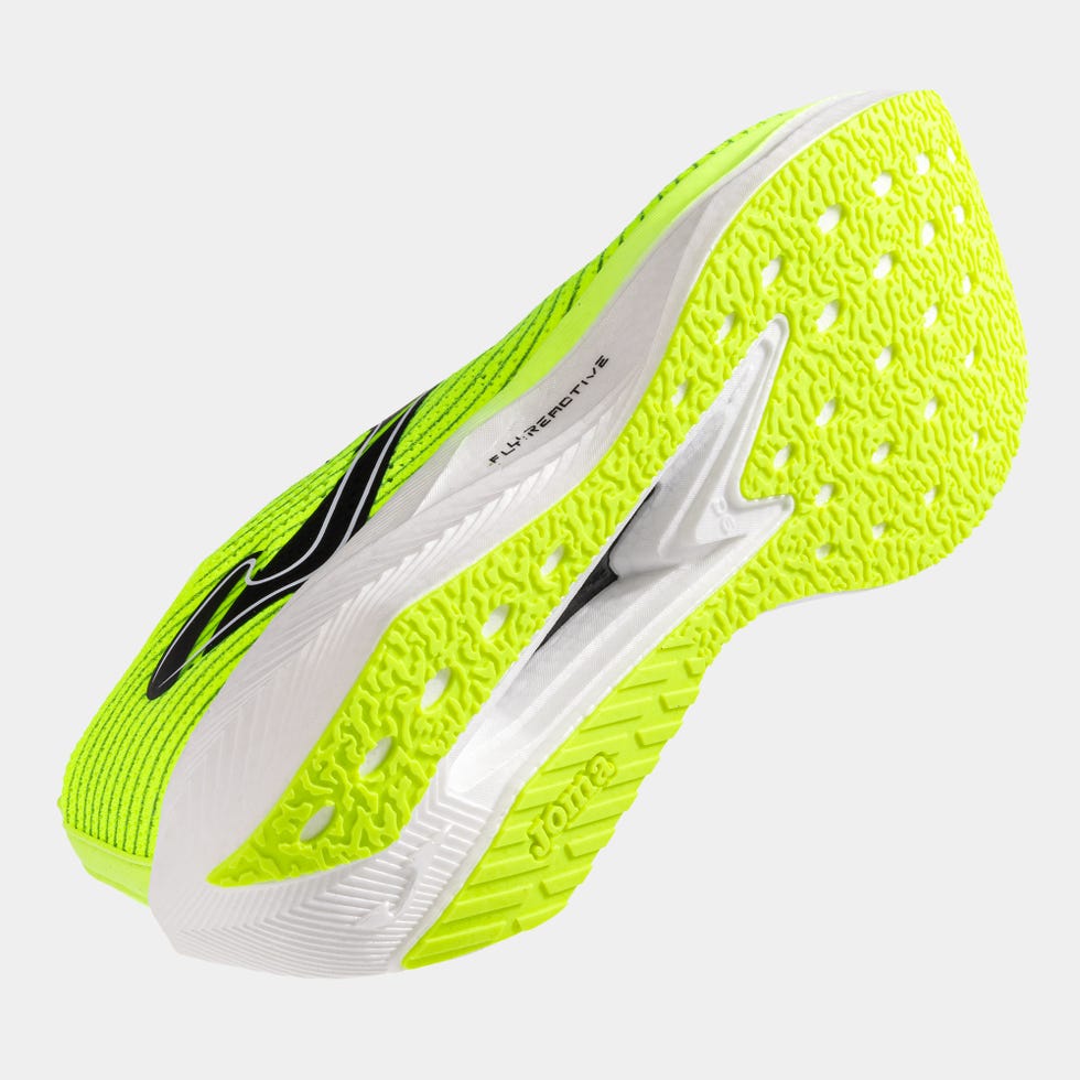 las zapatillas de running joma r5000 con placa de fibra de carbono para competicion