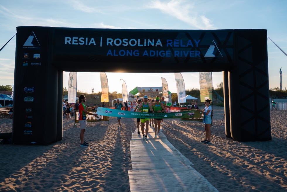 participants crossing the finish line of the resia rosolina relay event