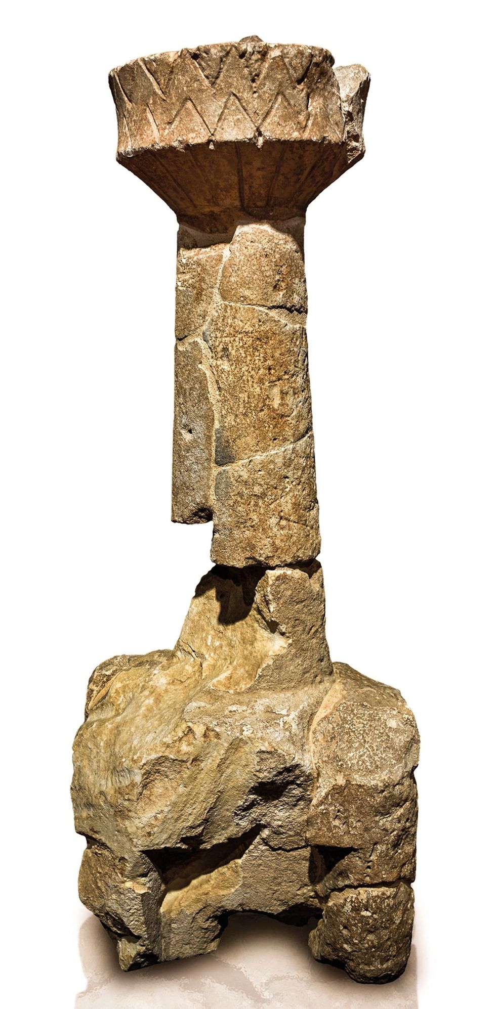 Naast de enorme standbeelden werden er in Monte Prama ook schaalmodellen van nuraghi gevonden zoals deze centrale toren van een nuraghiminiatuur