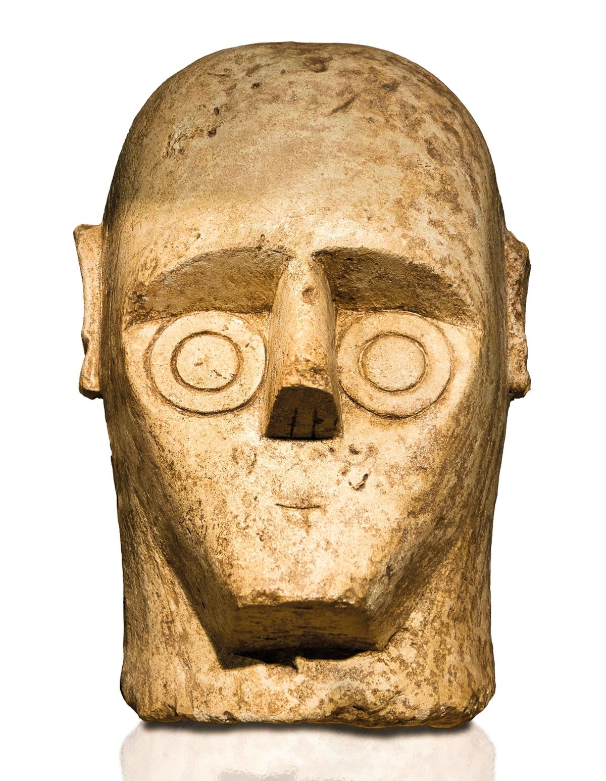 Perfecte concentrische cirkels en een Tvormige neus en wenkbrauwen vormen het karakteristieke gezicht van een van de zogenaamde reuzen van Sardini in het Nationaal Archeologisch Museum van Cagliari