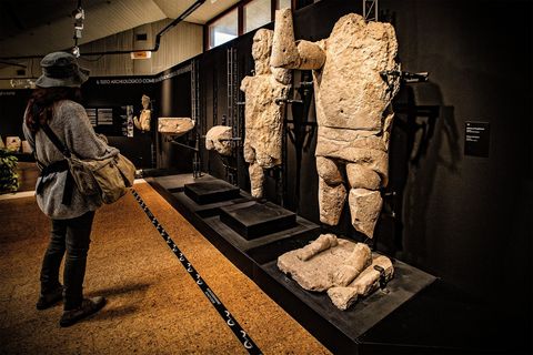 Een aantal van de opnieuw in elkaar gezette Monte Pramareuzen staan hoog in het Nationaal Archeologisch Museum in de hoofdstad van Sardini Cagliari