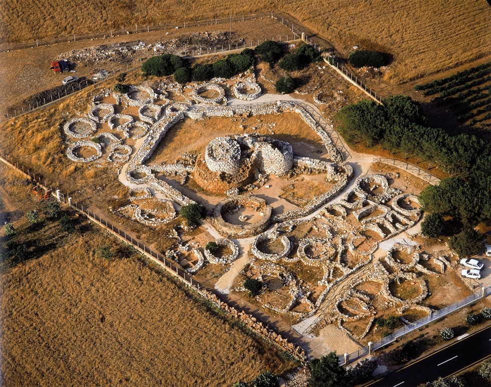 De Nuraghe Palmavera vijftiende tot negende eeuw vChr is een karakteristiek voorbeeld van de megalithische bouwwerken die in de late Bronstijd op Sardini werden gebouwd door de Nuraghecultuur