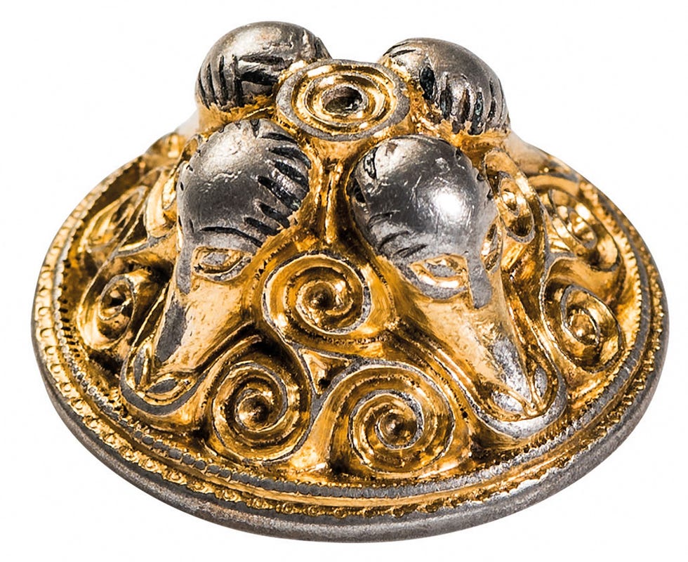Archeologen vonden deze zilververgulde hanger van een schede in huis nummer 40 van de Sandby borg De elite van het eiland was rijk geworden door de handel met Rome en het verlenen van militaire diensten aan het Romeinse Rijk