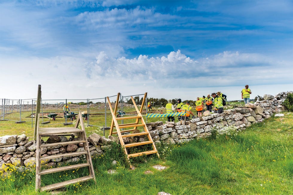 Archeologen werken op de vindplaats van de Sandby borg op het Zweedse eiland land In 2018 was minder dan een tiende van het binnenterrein van het oude ringfort opgegraven