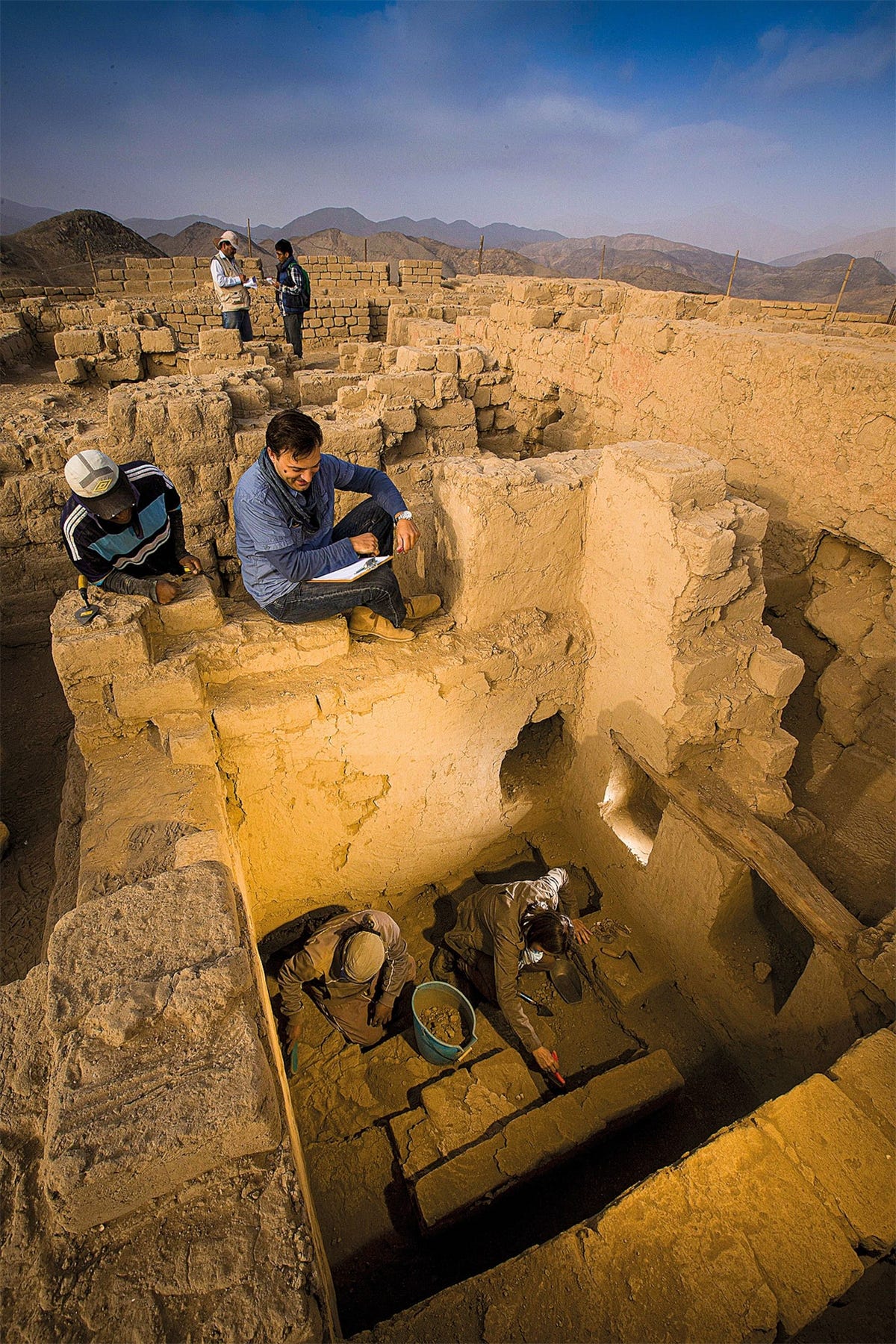 Op de vindplaats El Castillo de Huarmey in Peru legde een team van Peruaanse en Poolse archeologen in 2013 een intact koninklijk graf bloot De grafkamer bevatte de stoffelijke resten van adellijke dames en getuigt van de rijkdom van de Waribeschaving