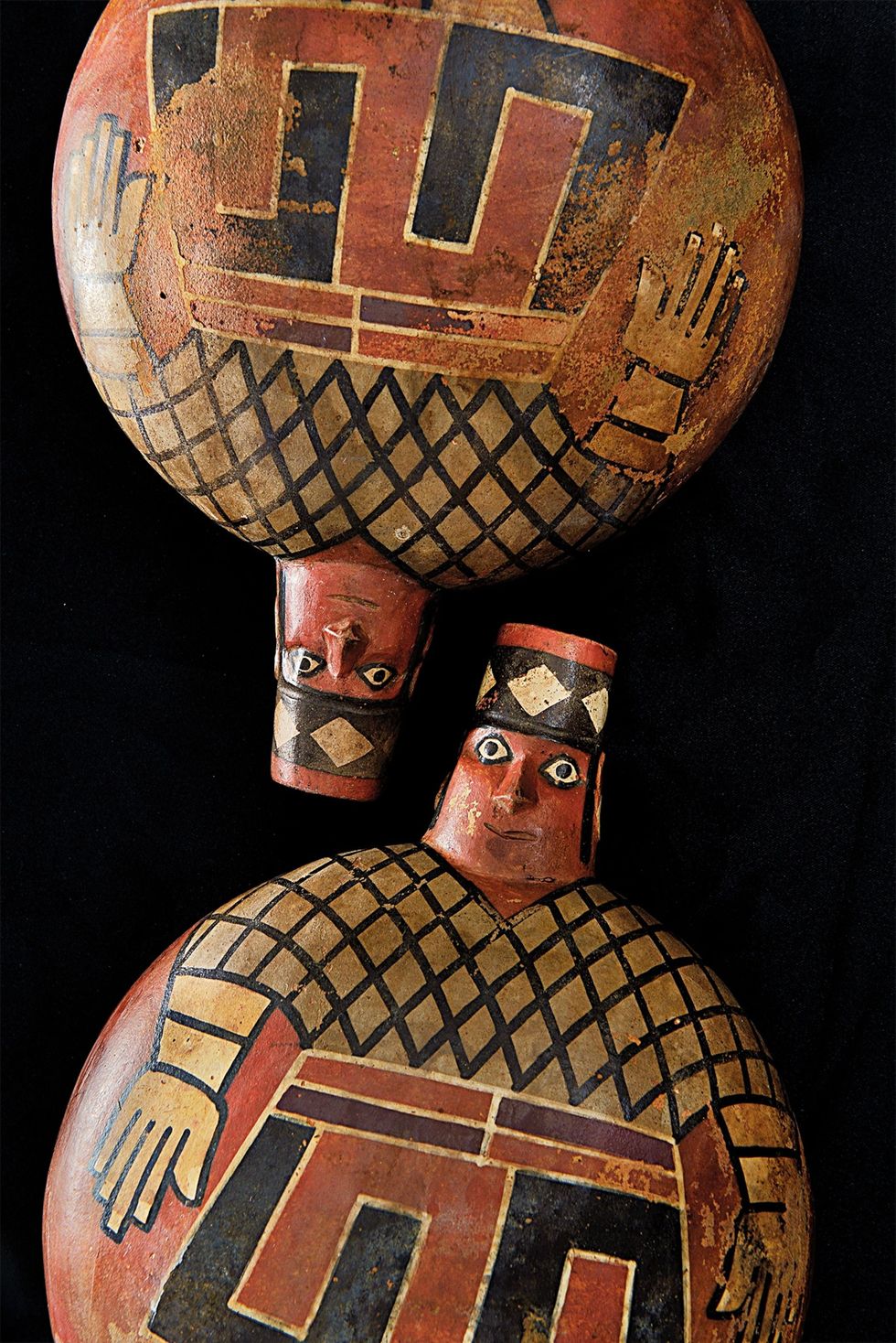 Met behulp van heldere geometrische vormen zijn Wariheersers op deze aardewerken kruiken uitgebeeld
