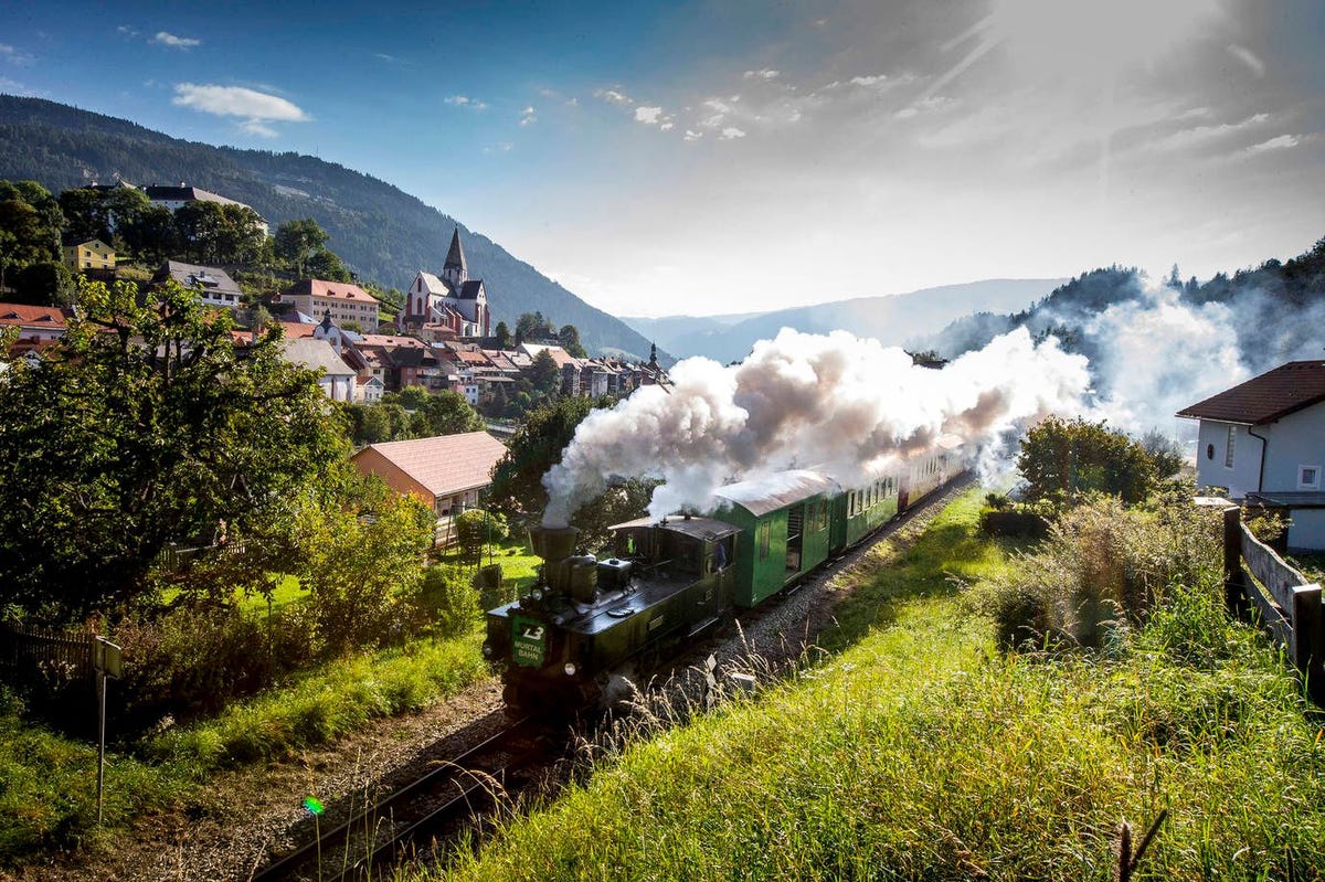Murtalbahn met Murau op de achtergrond