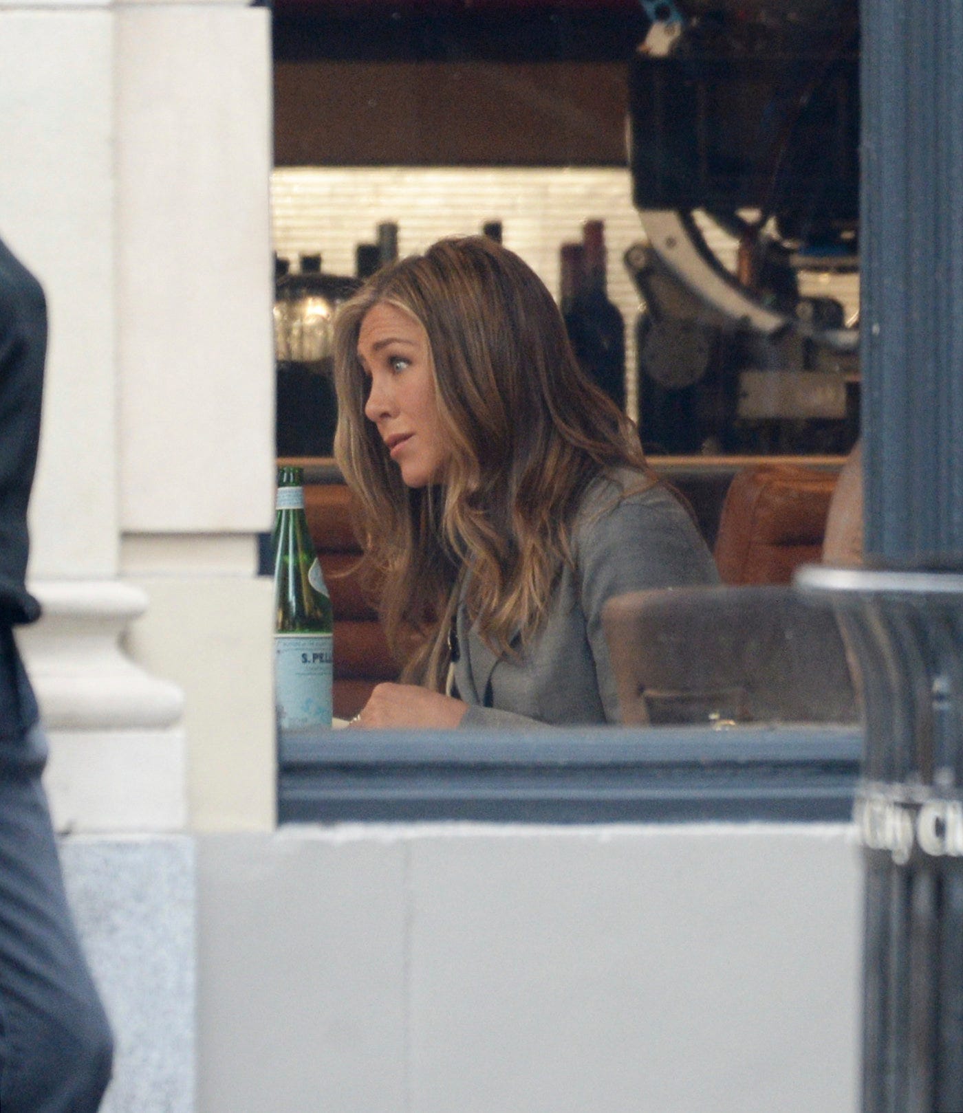 02092021 jennifer aniston gets into character as she films "the morning show" with co star reese witherspoon filming in downtown los angeles