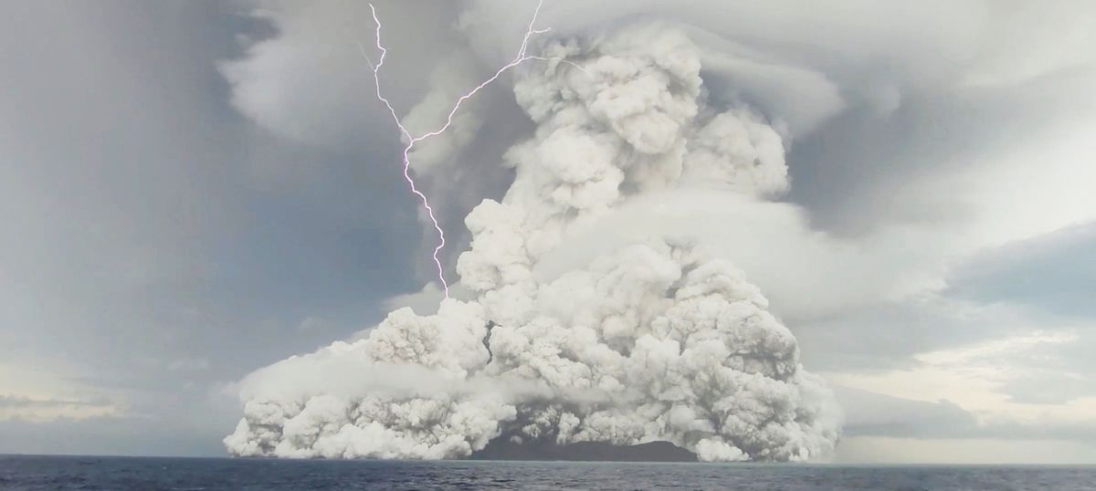 Op 14 januari is in en nabij de hoog oprijzende aspluim het recordaantal van vijf tot zesduizend vulkanische bliksemontladingen per minuut waargenomen