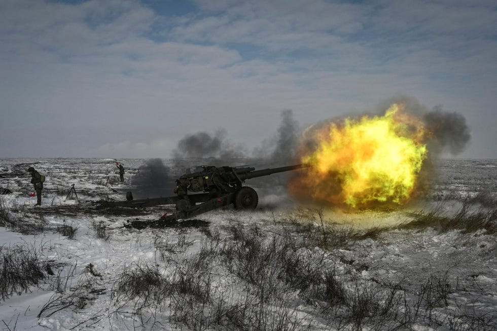 Russian service members hold drills in the Rostov region Een Russisch legerdienstlid vuurt eind januari een houwitser af tijdens oefeningen in het Kuzminskygebergte in de zuidelijke regio Rostov in Rusland