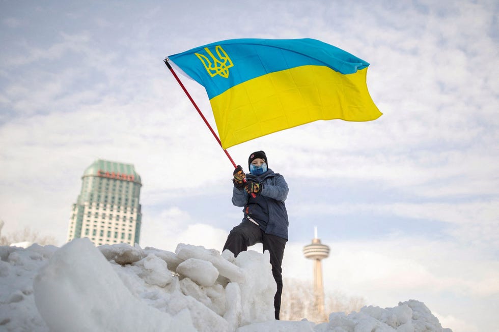 People rally in support of Ukraine, in Niagara Falls Toen de dreiging van de Russische invasie van Oekrane begin 2022 groter werd smeekten kleine protesten over de hele wereld om vrede Hier eind januari zwaait een jongen met een Oekraense vlag tijdens een rally in Niagara Falls in Canada