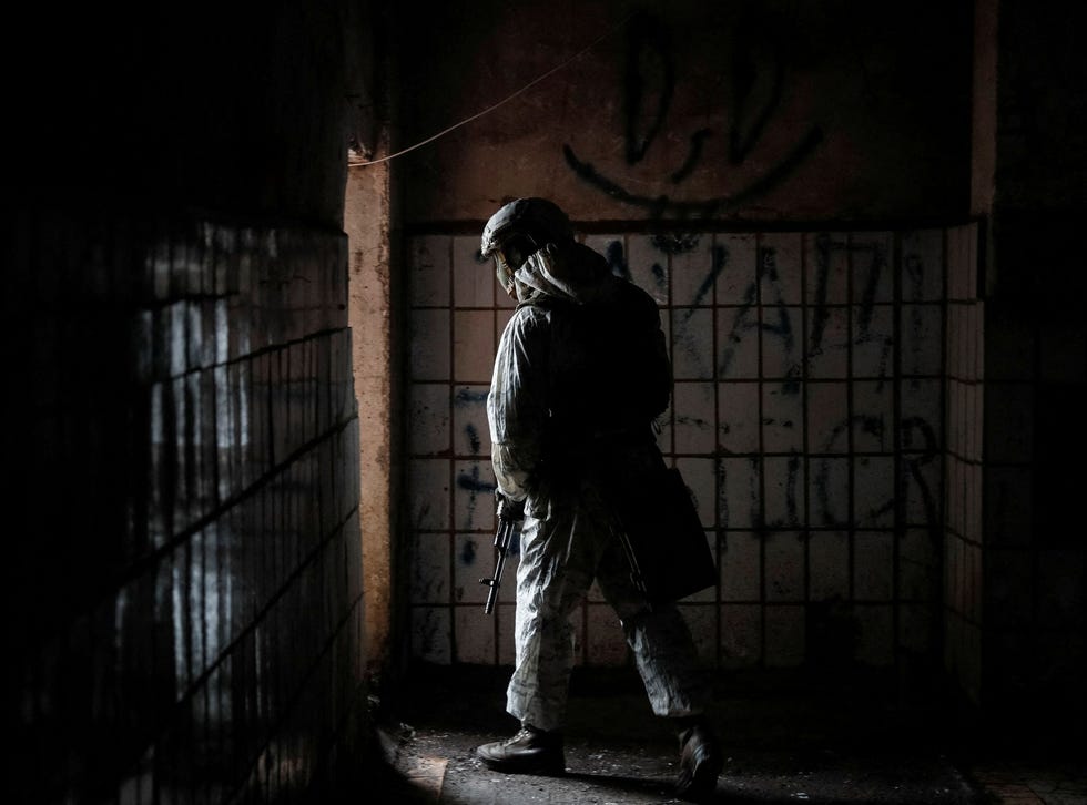A Ukrainian service member walks on the front line at Avdiyivka Een Oekraens militair loopt langs de frontlinie van de door de regering gecontroleerde stad Avdiivka in Donetsk