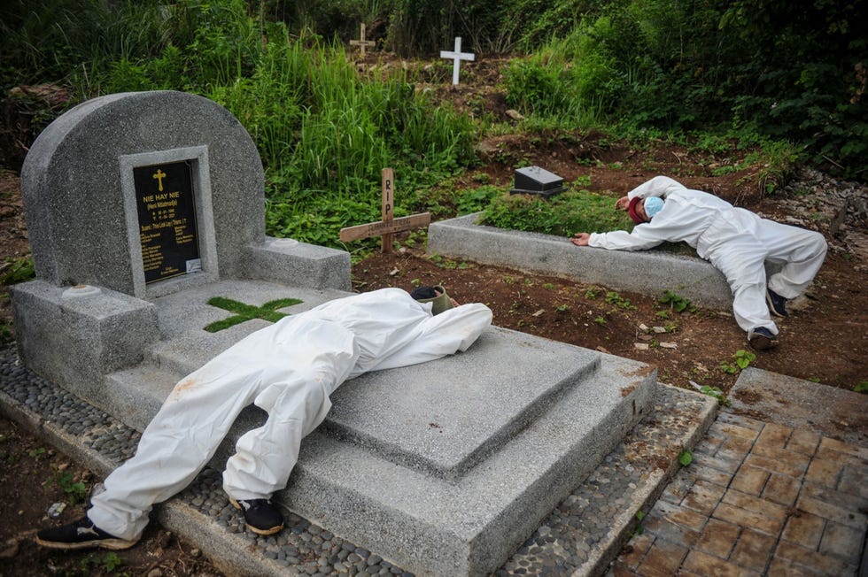 Delta Op deze foto van 15 juni rusten arbeiders in beschermende pakken uit nadat ze een coronaslachtoffer hebben begraven in Bandung de hoofdstad van de Indonesische provincie WestJava Uit Hoe gevaarlijk is de nieuwe Delta Plusvariant Dit is wat we weten juli 2021