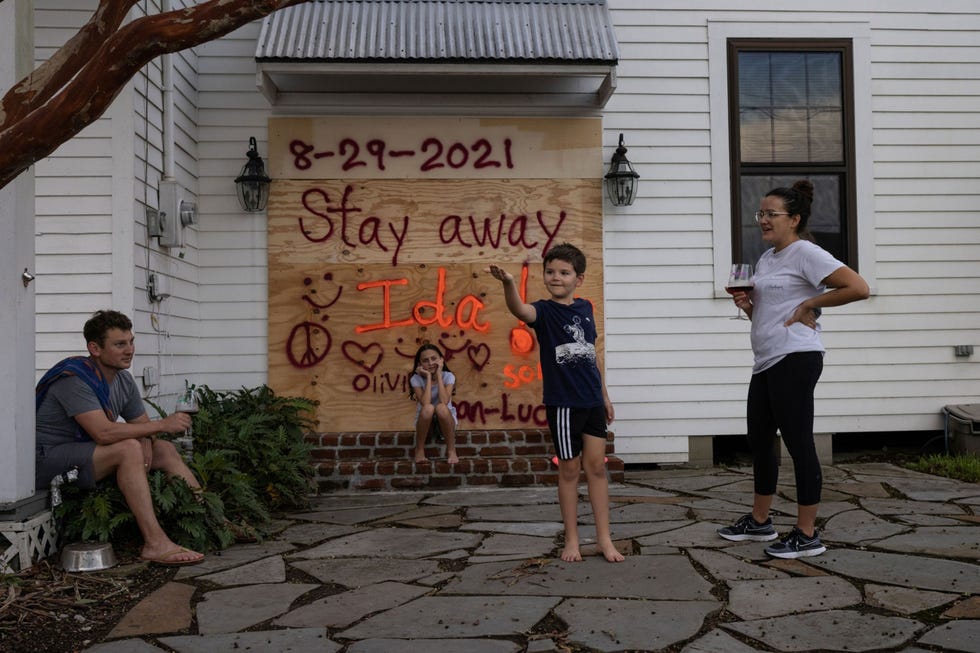https://i.natgeofe.com/n/30a4c954-e7a5-47b7-9a2d-f17062eb087c/RTXGCNN6.jpg In Morgan City Louisiana laat JeanLuc Bourg 8 een spin zien die hij heeft gevangen terwijl zijn zuster Olivia 10 toekijkt Hun ouders Jean Paul en Christina genieten van een glas wijn nadat ze de ramen van hun huis met triplex hebben dichtgetimmerd om voorbereid te zijn op de komst van hurricane Ida