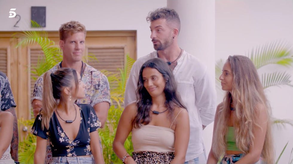 rubén sánchez vuelve a 'la isla de las tentaciones' y tontea con lara