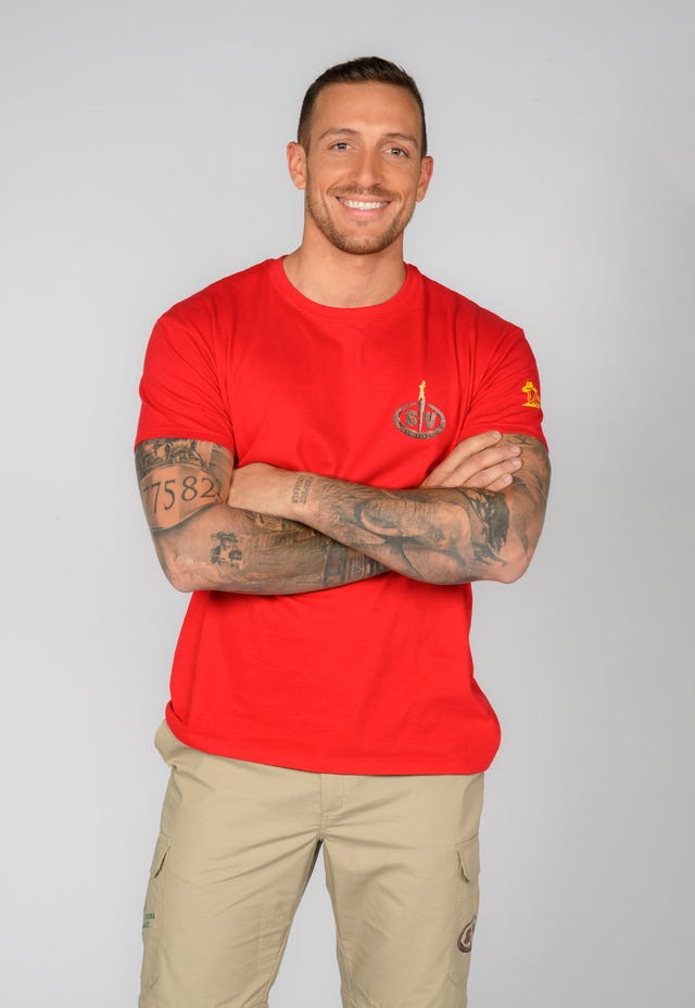 el bombero con camiseta oficial de 'supervivientes'0