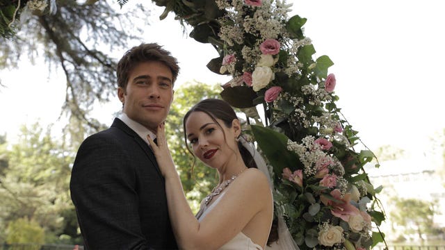 héctor deja plantada a maribel en el altar y se fuga con rubí a españa meses después, la pareja se reencuentra con alguien de su pasado