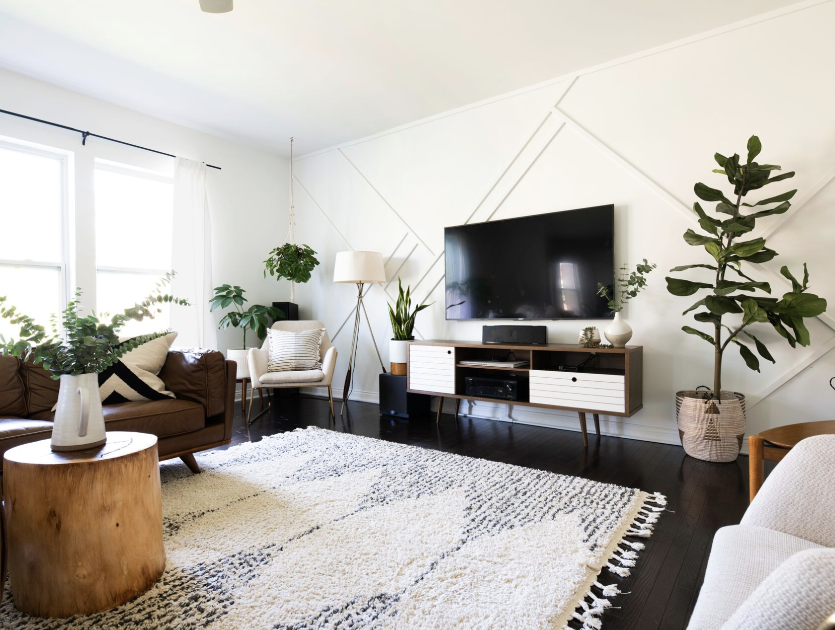 https://hips.hearstapps.com/hmg-prod/images/rug-size-for-living-room-right-rug-white-1655265966.png