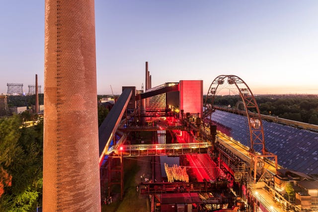 bij de zeche zollverein in essen kun je tegenwoordig tours volgen en het industrieel erfgoed bewonderen