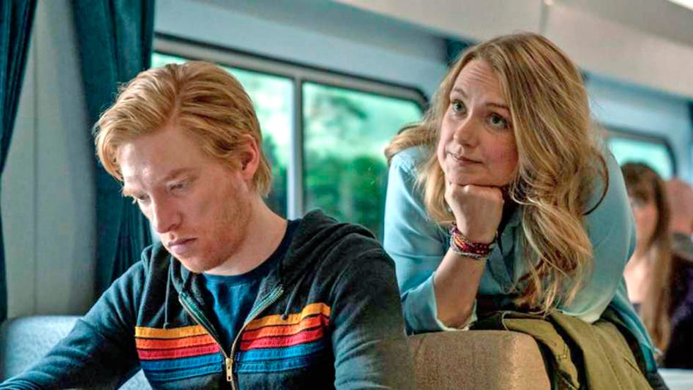 domhnall gleeson y merritt wever, caracterizados como bill y ruby, en una escena de la serie 'run'