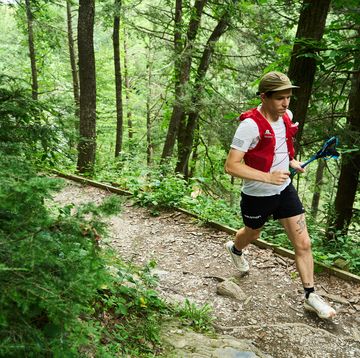 a man running Klettverschluss in the woods