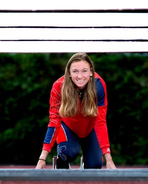 femke bol achter horde op atletiekbaan