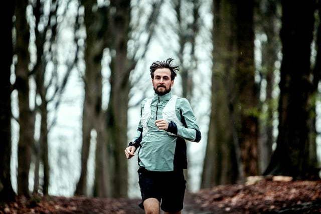 karel sabbe loopt door het bos