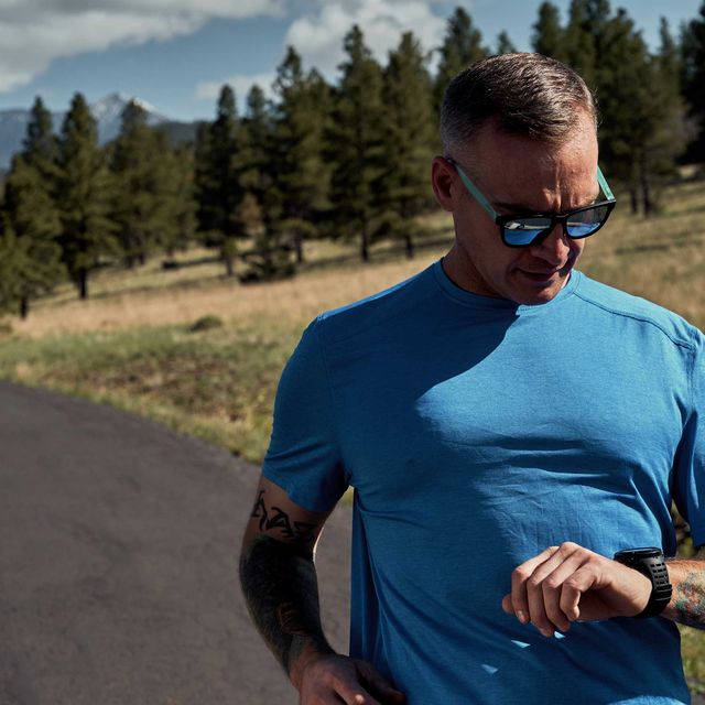 runner looking at his watch, arizona, 2019