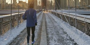 runner at the brooklyn bridge