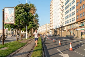 varios runners corren por una zona habilitada en la coruña