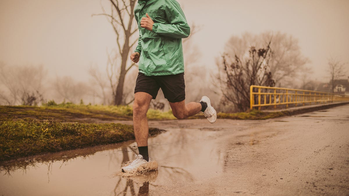 Las mejores 31 ofertas de ropa y zapatillas impermeables para entrenar al  aire libre los días de la lluvia