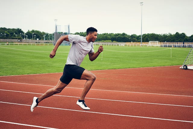 hardloper op een atletiekbaan tijdens een coopertest