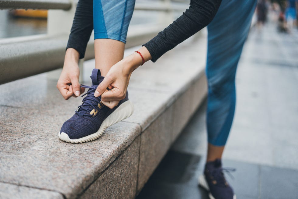 runner tying her shoelaces