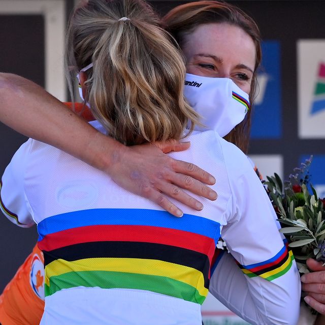 two cyclists hugging at the cyclingitaworldroadwomenpodium